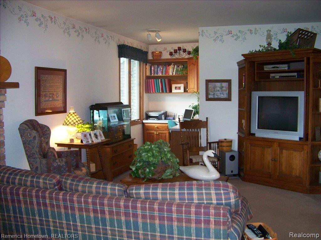 46698 Maidstone Road Canton, MI 48187 - Photo 4 of 20 Family room with nook