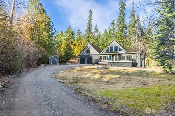 a view of a house with a yard