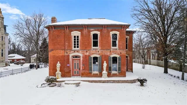 $2,795,000 | 809-819 Hall Street, St. Joseph, MO 64501
