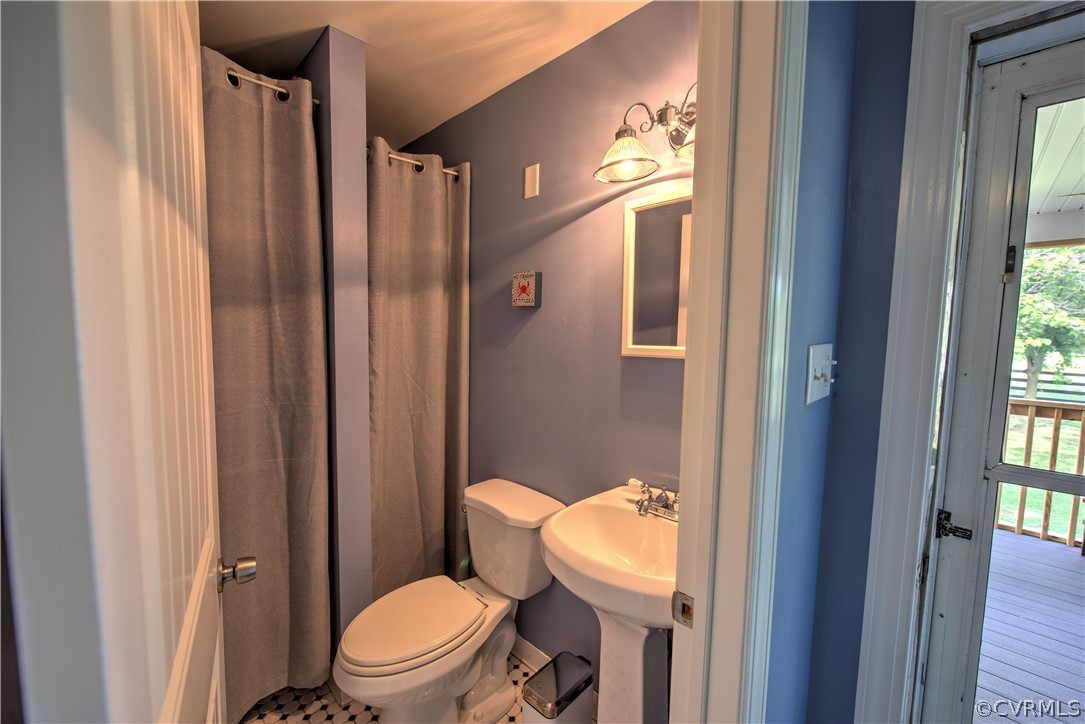 13480 Independence Road Ashland, VA 23005 - Photo 20 of 28 a bathroom with a toilet a sink and a shower