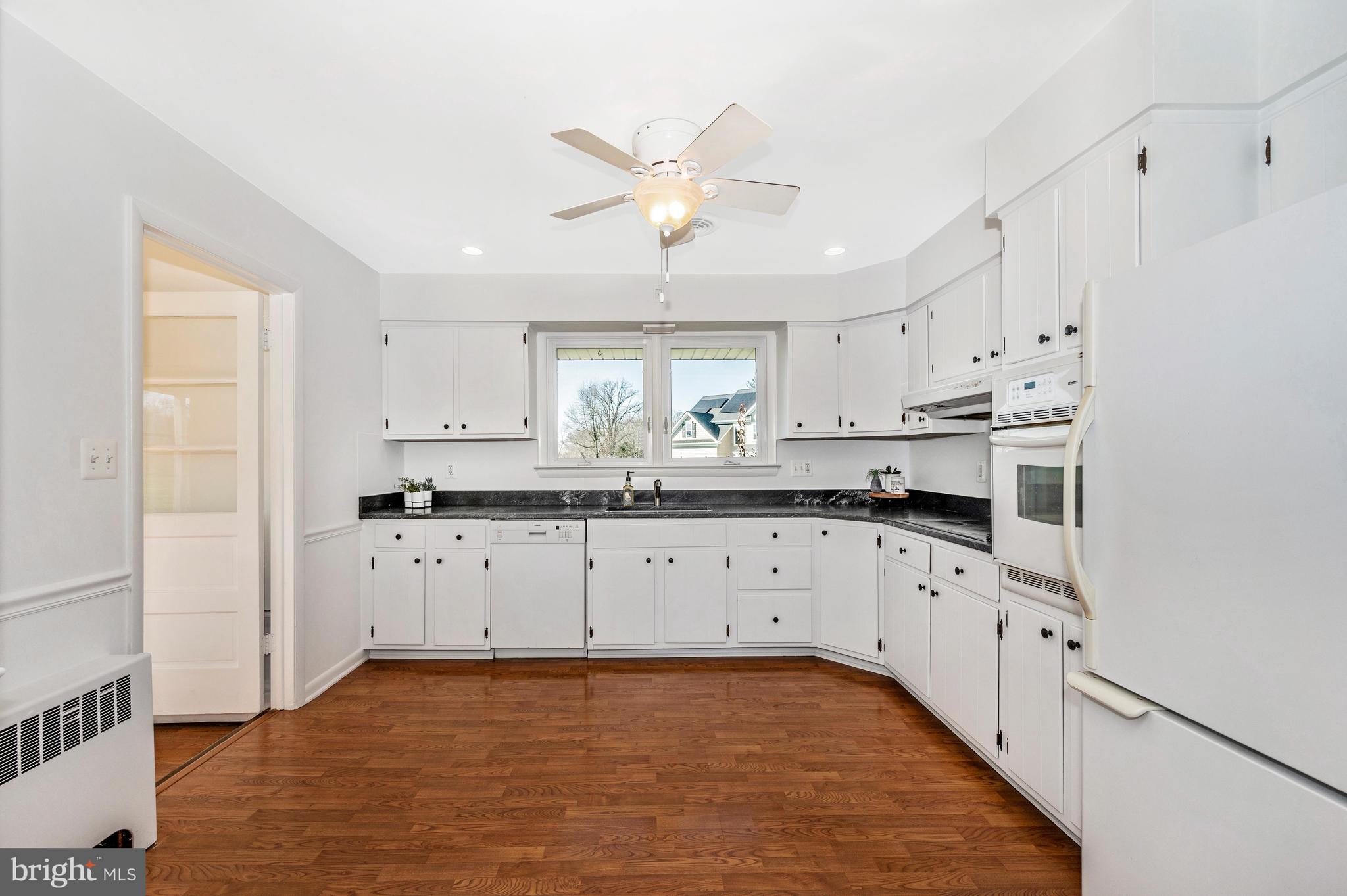 4364 Linthicum Road Dayton, MD 21036 - Photo 19 of 50 Beautiful Bright Kitchen