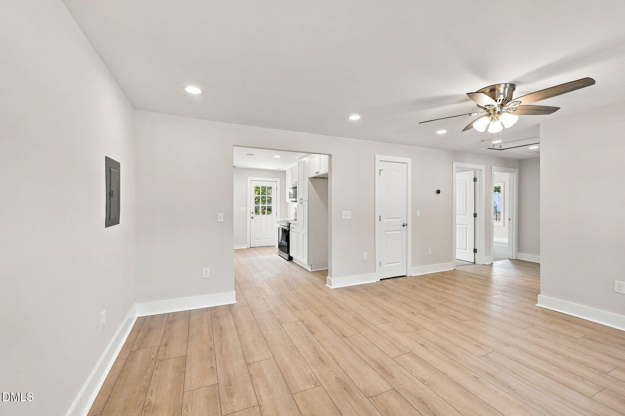 522 Buffalo Road Smithfield, NC 27577 - Photo 4 of 26 Living Room