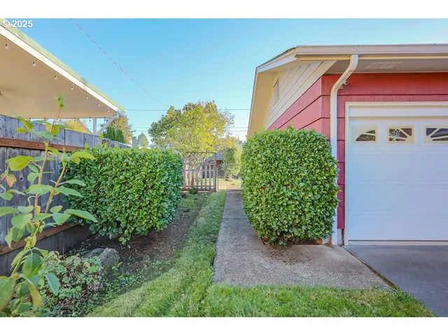 $400,000 | 4494 Cascade Drive, Eugene, OR 97402