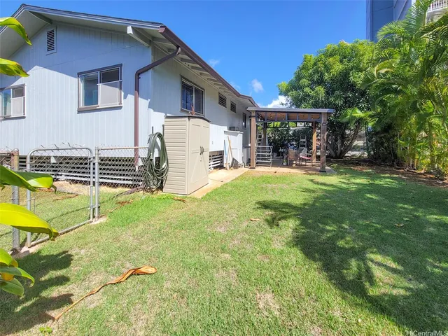 a view of a house with backyard and sitting area