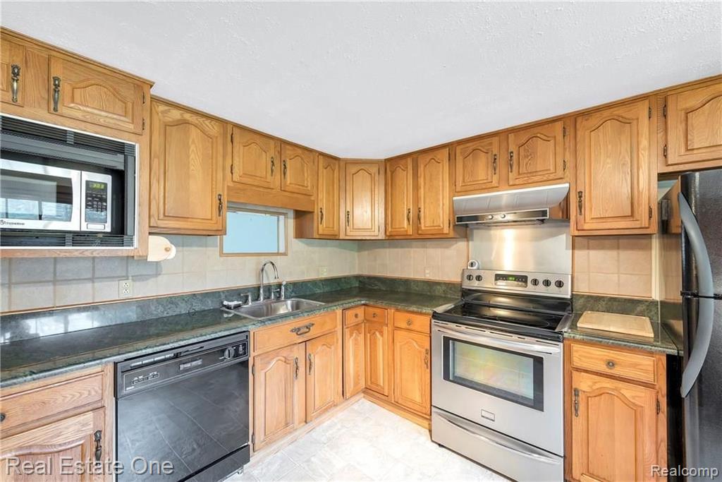 1719 John R Road Rochester Hills, MI 48307 - Photo 10 of 34