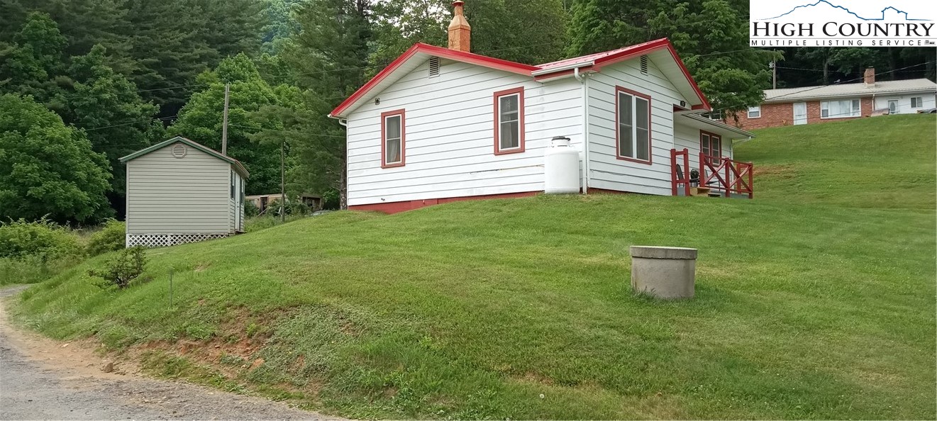 112 Robinson Road West Jefferson, NC 28694 - Photo 3 of 34 Gallery Image 3