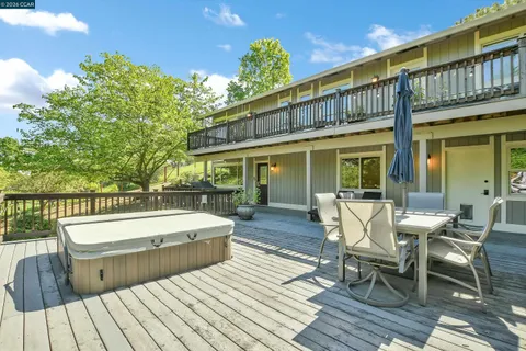 $1,679,000 | 975 Calle Verde, Martinez, CA 94553