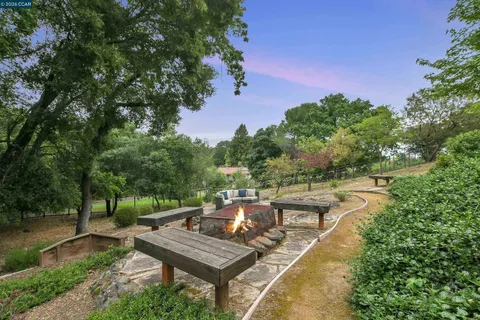 $1,679,000 | 975 Calle Verde, Martinez, CA 94553