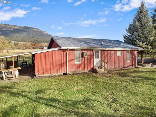 a view of a yard with a house