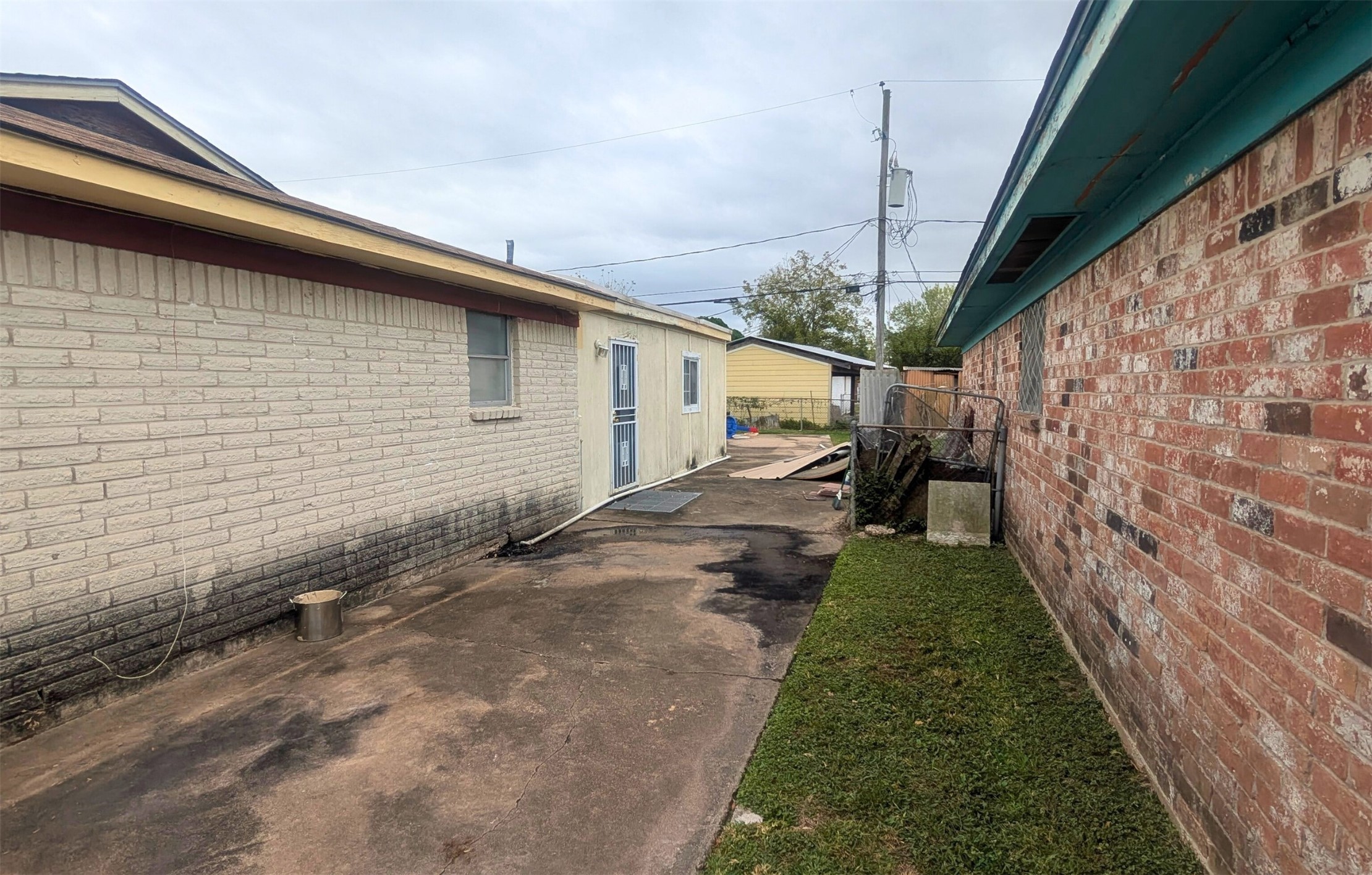 8834 Judwin Street Houston, TX 77075 - Photo 4 of 6 a backyard of a house