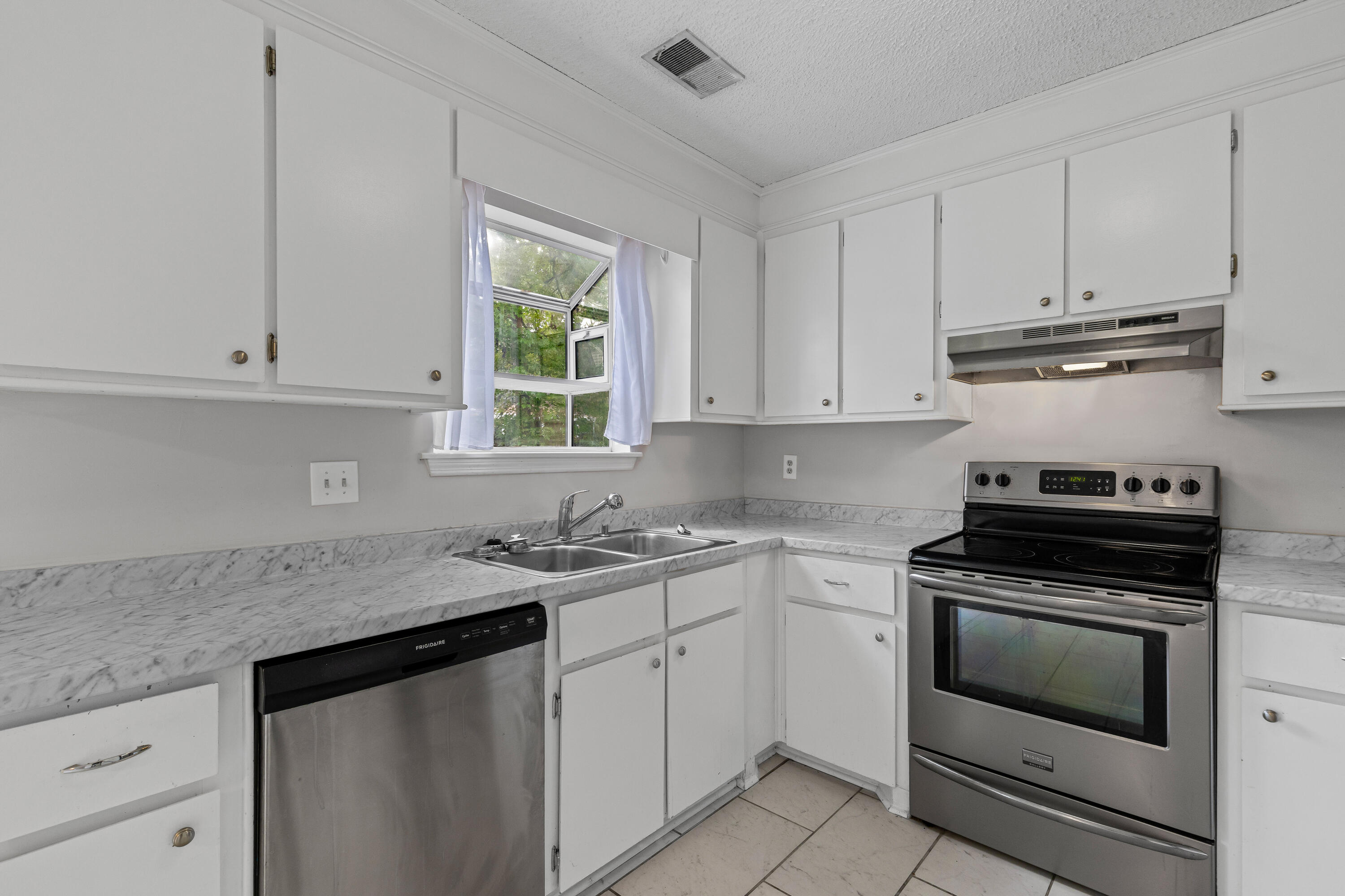 136 Old Saybrook Road North Charleston, SC 29418 - Photo 11 of 36 1G1A6092