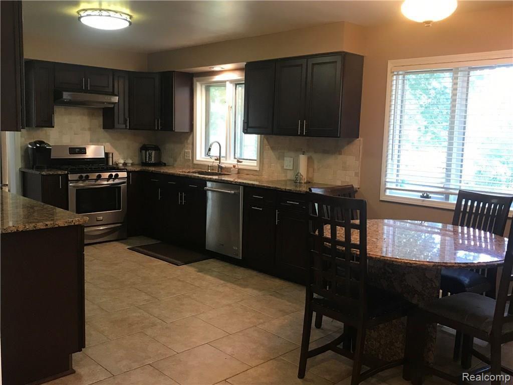 1609 Deerhurst Lane Rochester Hills, MI 48307 - Photo 4 of 38