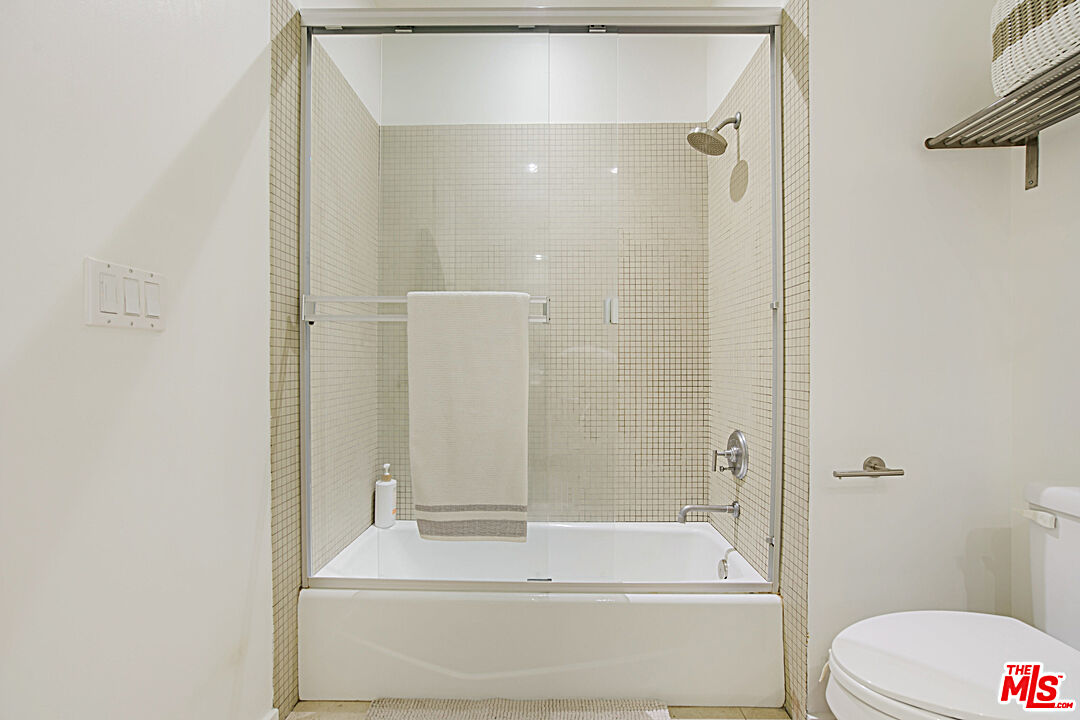 12411 Pacific Avenue, Unit 205 Los Angeles, CA 90066 - Photo 16 of 21 a bathroom with a bathtub and a toilet
