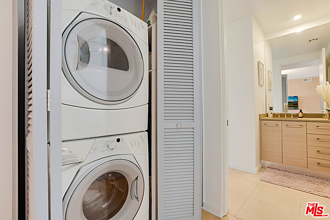 12411 Pacific Avenue, Unit 205 Los Angeles, CA 90066 - Photo 20 of 21 a view of a hallway with washer and dryer