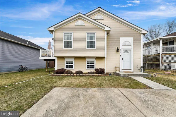 a view of a yard in front of a house
