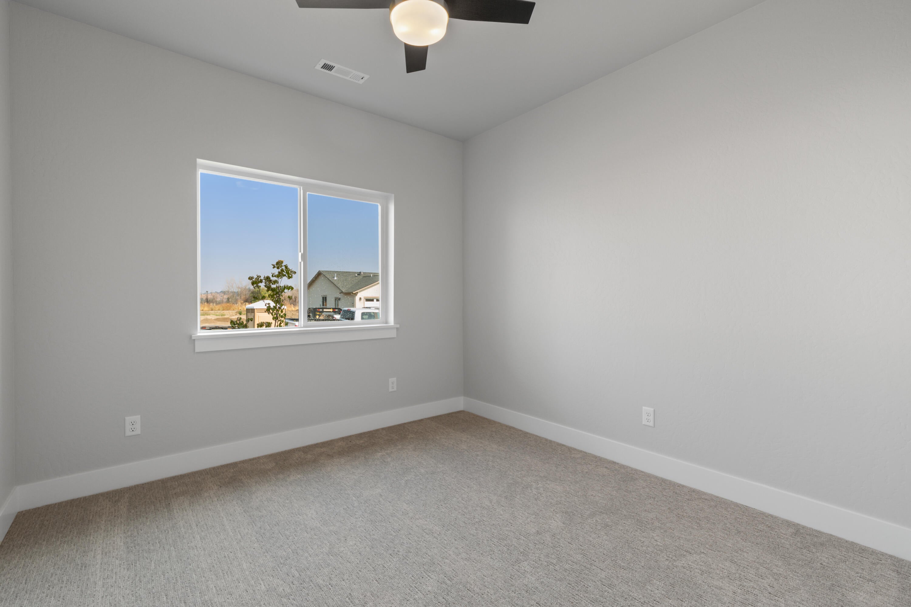 220 Autumn Ridge Road Talent, OR 97540 - Photo 19 of 27 Third bedroom down the hallway from the entry.