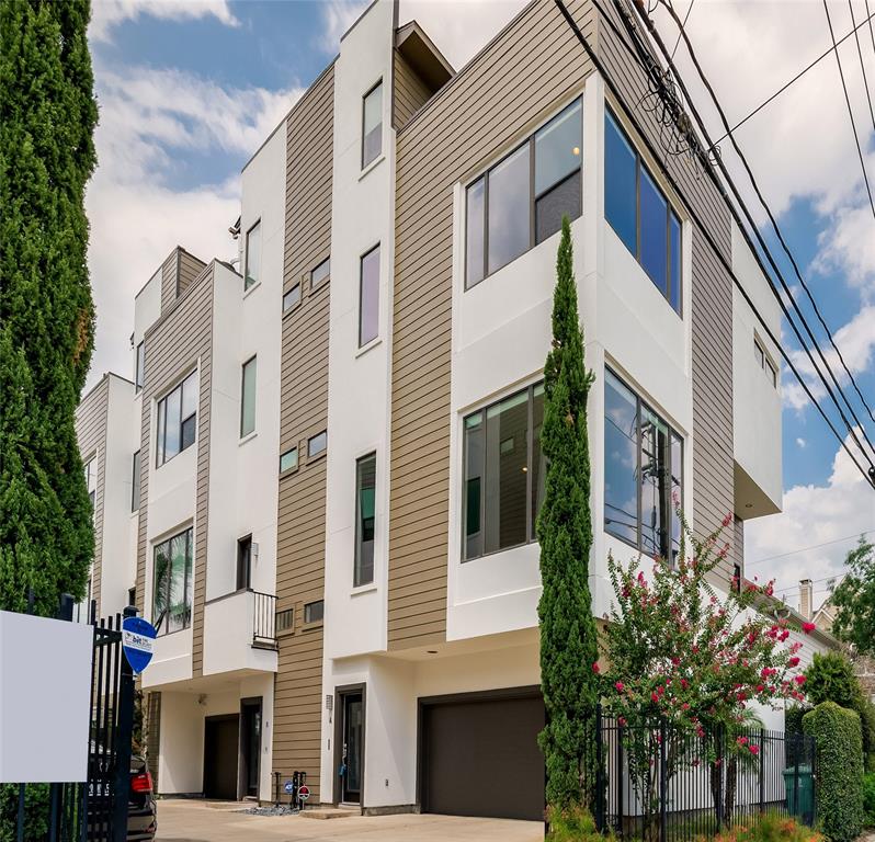 This townhome is situated right on the corner of the complex. Stunning windows adorn two sides allowing great natural light and dramatic views.