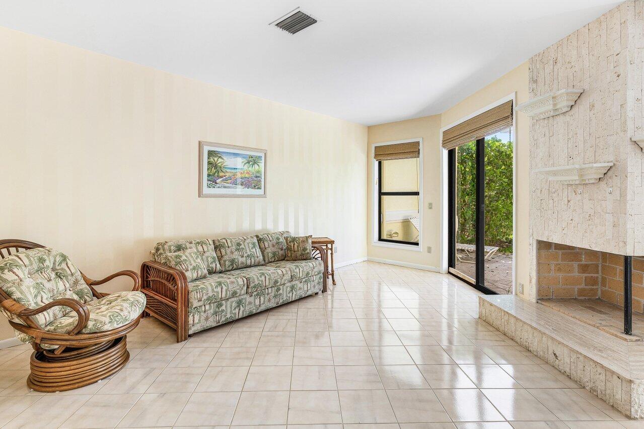 5109 North Ocean Boulevard, Unit E Ocean Ridge, FL 33435 - Photo 16 of 46 Living