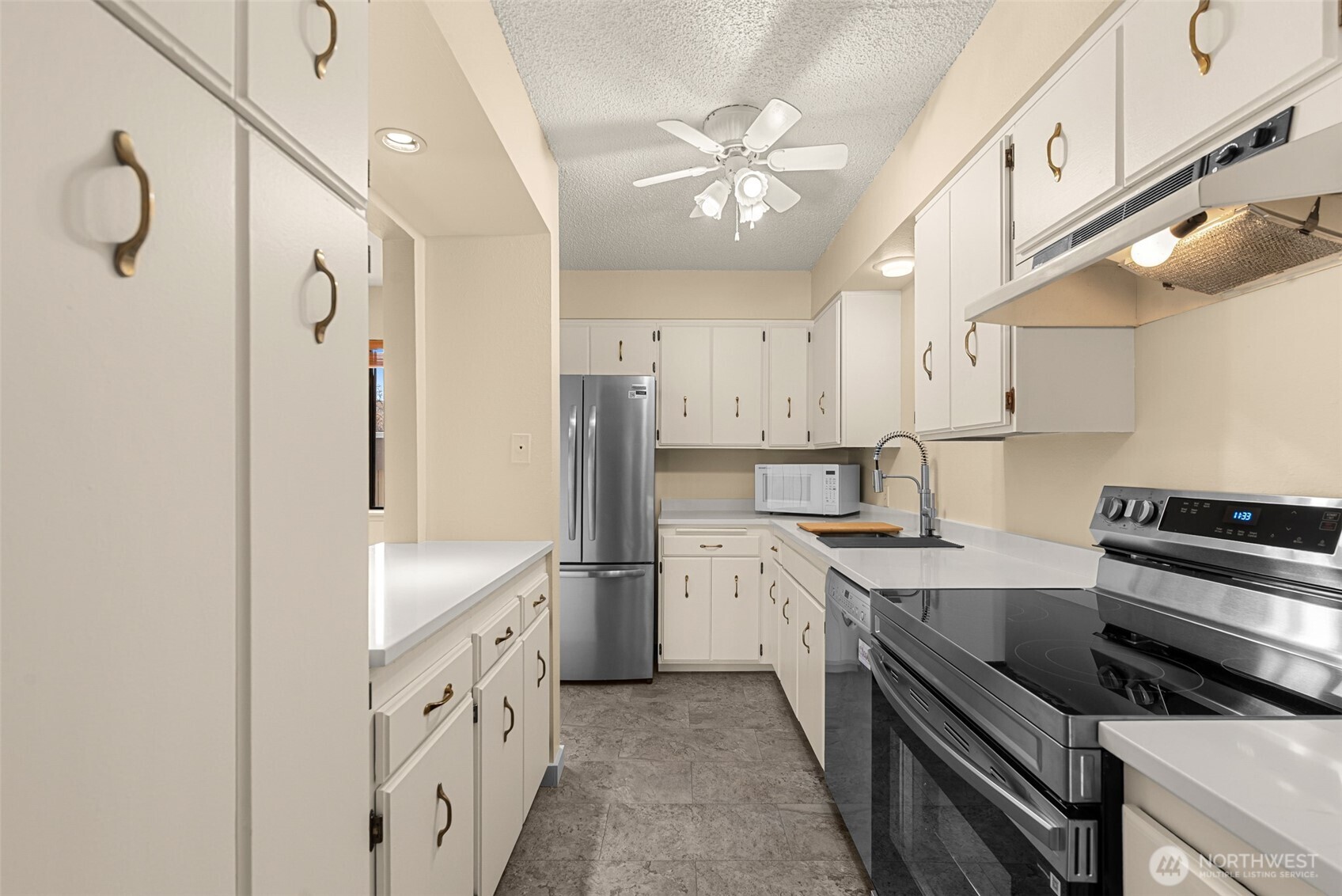 407 Oregon Street, Unit 231 Wenatchee, WA 98801 - Photo 11 of 31 a kitchen with cabinets and stainless steel appliances