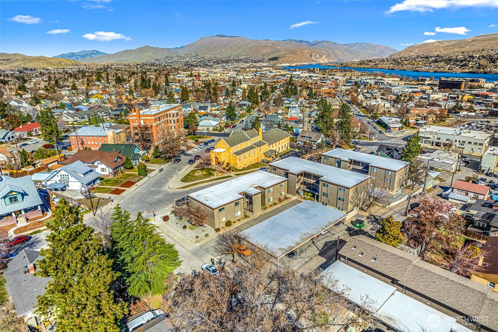 407 Oregon Street, Unit 231 Wenatchee, WA 98801 - Photo 25 of 31 an aerial view of residential houses with outdoor space and river