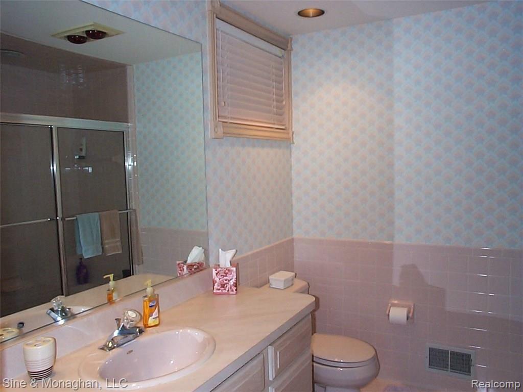 1177 River Road St. Clair, MI 48079 - Photo 24 of 58 24 BATH 4 ATT 1177 RIVER.jpg