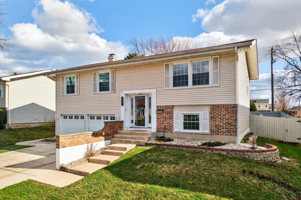 $475,000 | 1293 West Oakmont Road, Hoffman Estates, IL 60169