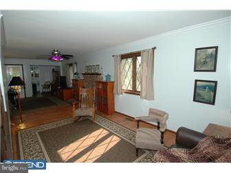 27720 Mt Pleasant Road Jobstown, NJ 08041 - Photo 4 of 12 Living Room