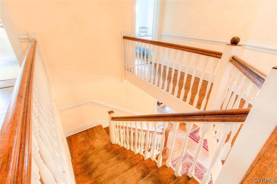 6000 York Road Richmond, VA 23226 - Photo 20 of 40 Pretty Queen's rise staircase to second floor