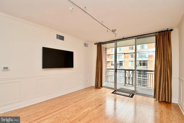 $2,595 | 1020 North Highland Street, Unit 807, Arlington, VA 22201