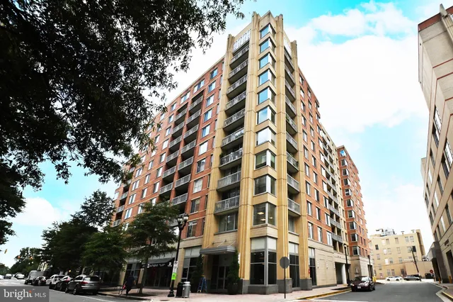 $2,595 | 1020 North Highland Street, Unit 807, Arlington, VA 22201
