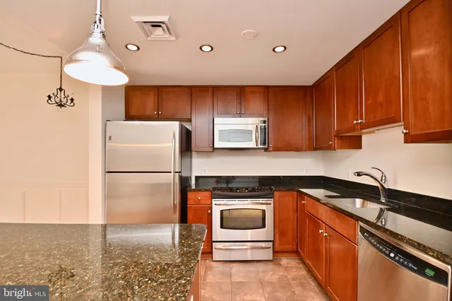 $2,595 | 1020 North Highland Street, Unit 807, Arlington, VA 22201