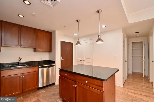 $2,595 | 1020 North Highland Street, Unit 807, Arlington, VA 22201