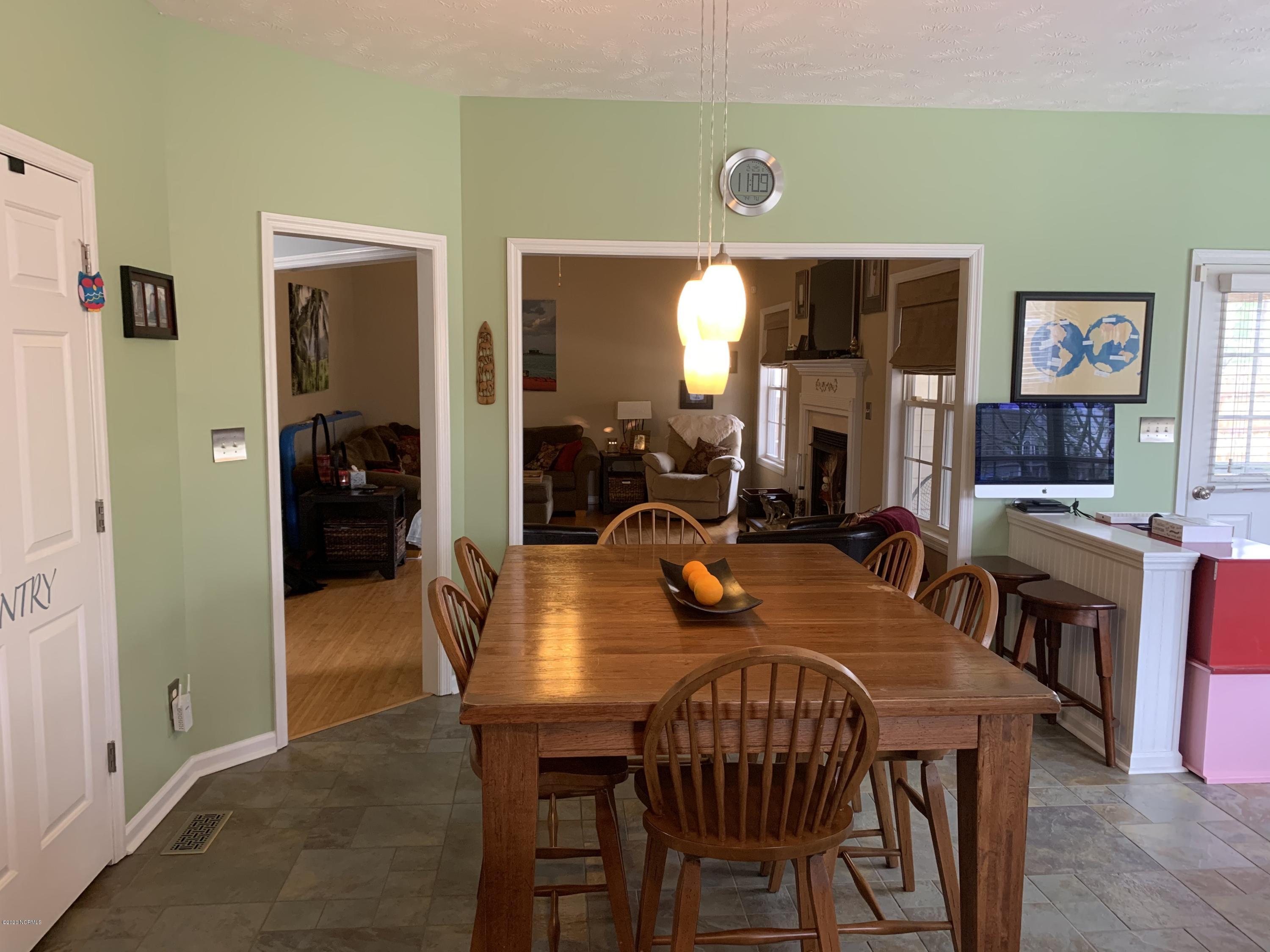 208 Middle Ridge Drive Hubert, NC 28539 - Photo 15 of 35 kitchen/breakfast