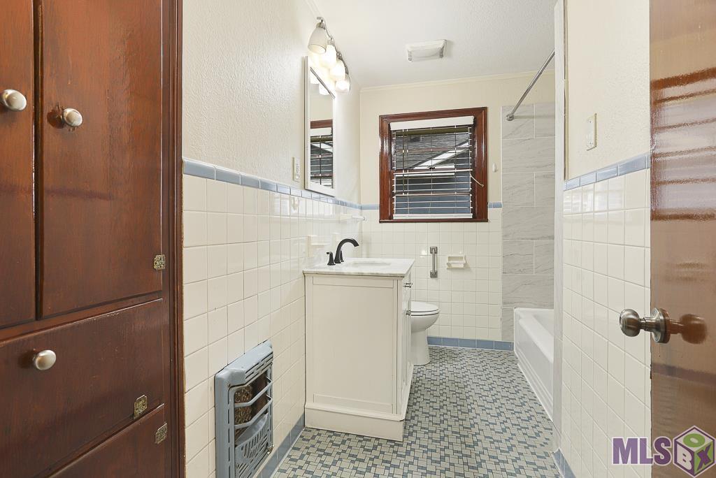 545 Moore Street Baton Rouge, LA 70806 - Photo 21 of 26 Hall Bathroom