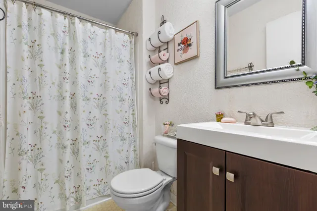 an empty room with closet and a ceiling fan