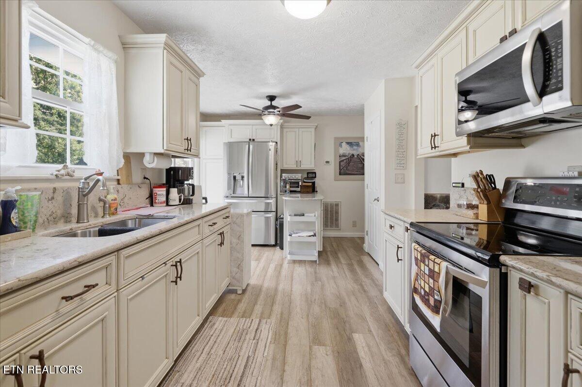 2042 Dutch Valley Road Clinton, TN 37716 - Photo 9 of 26 11-013_1I2A3304
