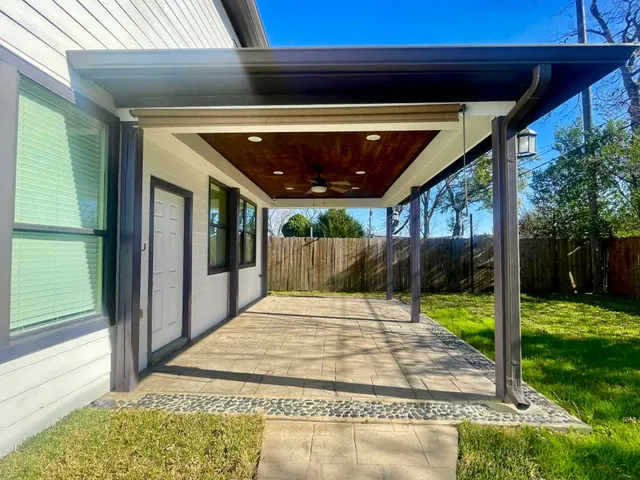 a view of a backyard