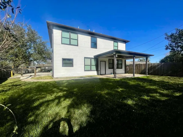 a view of house with a yard