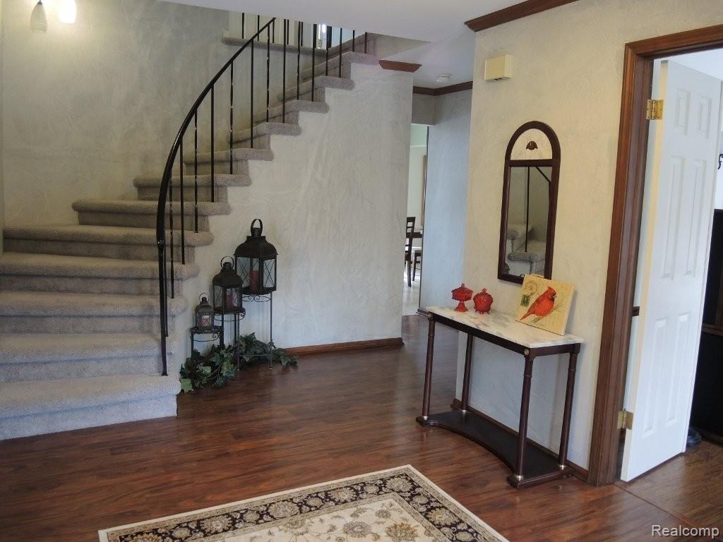 1045 Valley Stream Drive Rochester, MI 48309 - Photo 4 of 24 Foyer