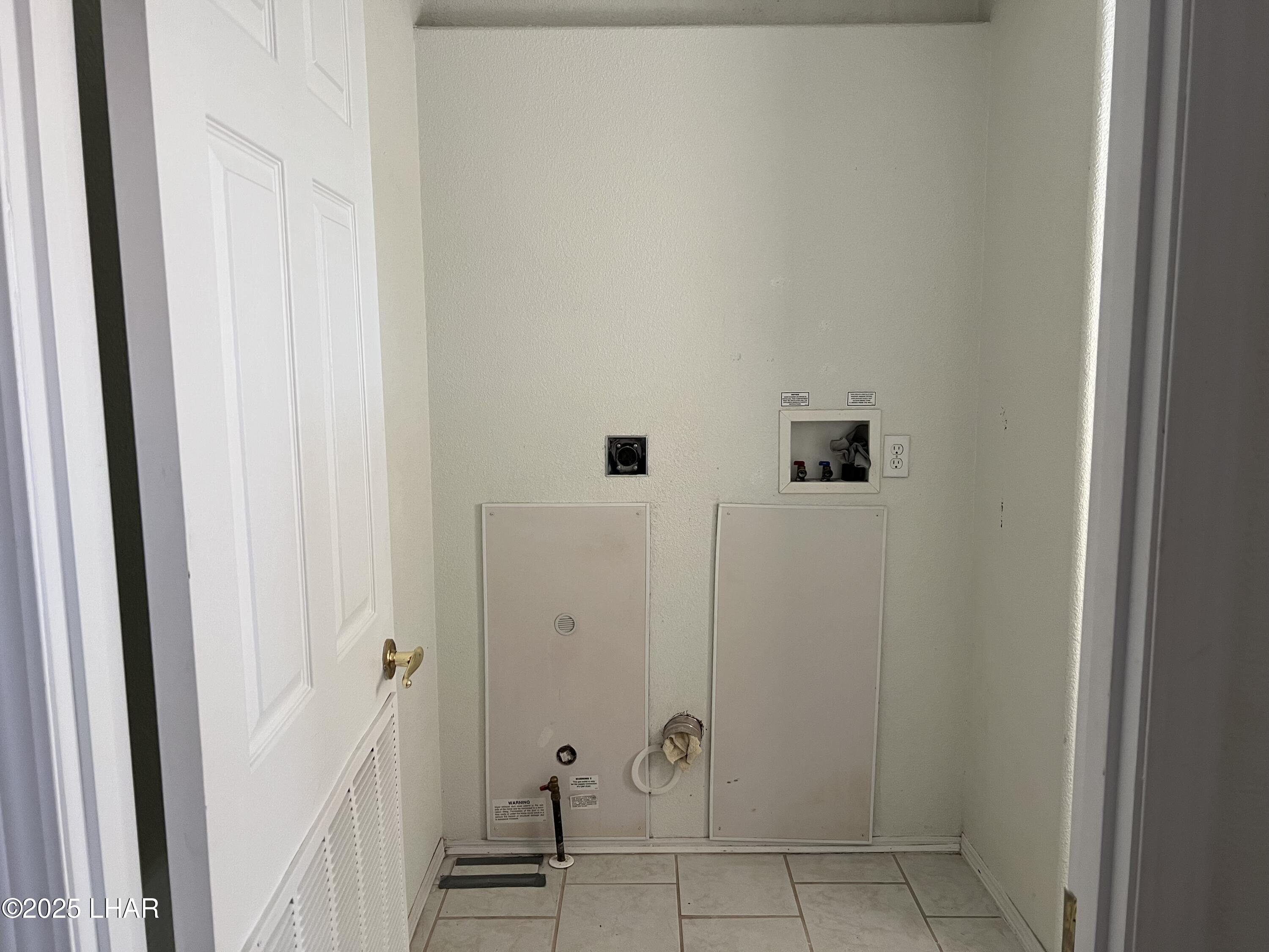 49688 Ruby Avenue Quartzsite, AZ 85346 - Photo 29 of 33 Laundry/utility area with gas or electric dryer hookup