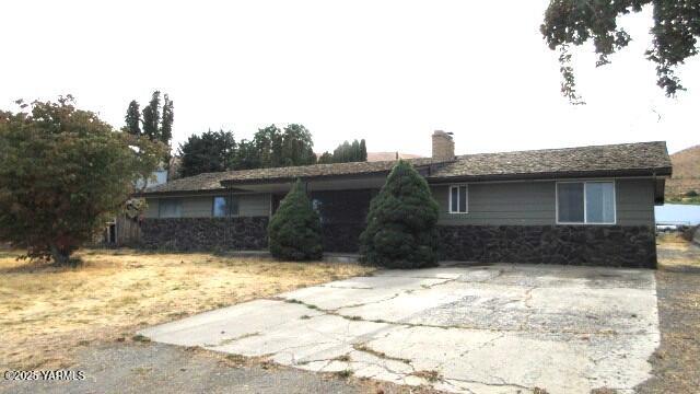 1116 Meadowbrook Road Yakima, WA 98903 - Photo 12 of 23 a front view of a house