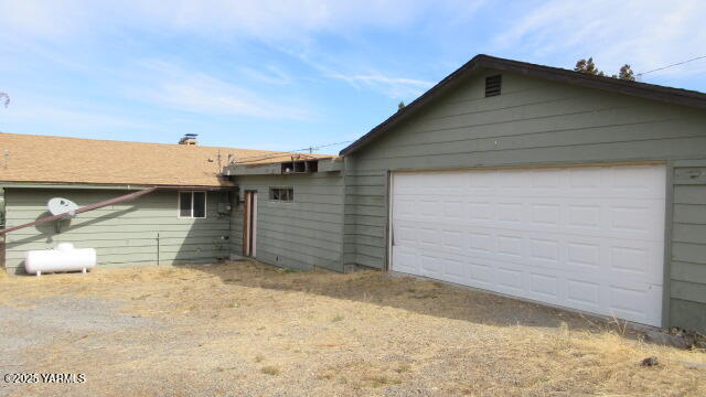 1116 Meadowbrook Road Yakima, WA 98903 - Photo 13 of 23 a front view of a house