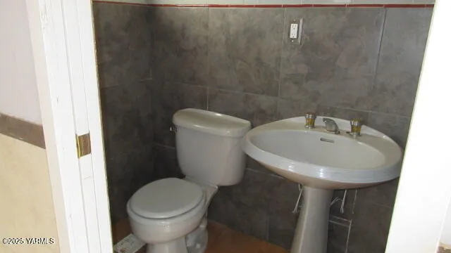 a bathroom with a toilet
