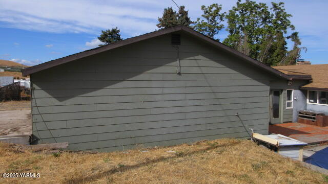 1116 Meadowbrook Road Yakima, WA 98903 - Photo 16 of 23 a backyard of a house