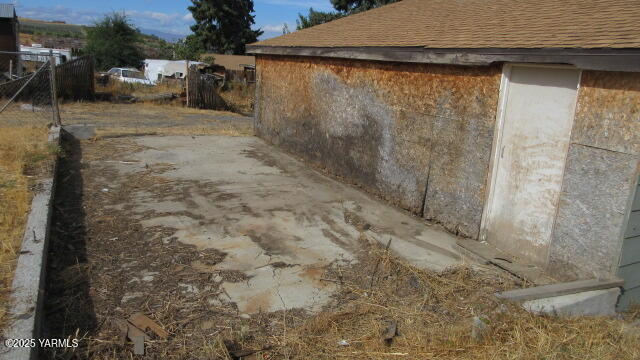 1116 Meadowbrook Road Yakima, WA 98903 - Photo 17 of 23 a view of a backyard of a house