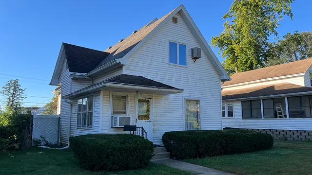 a view of house with garden