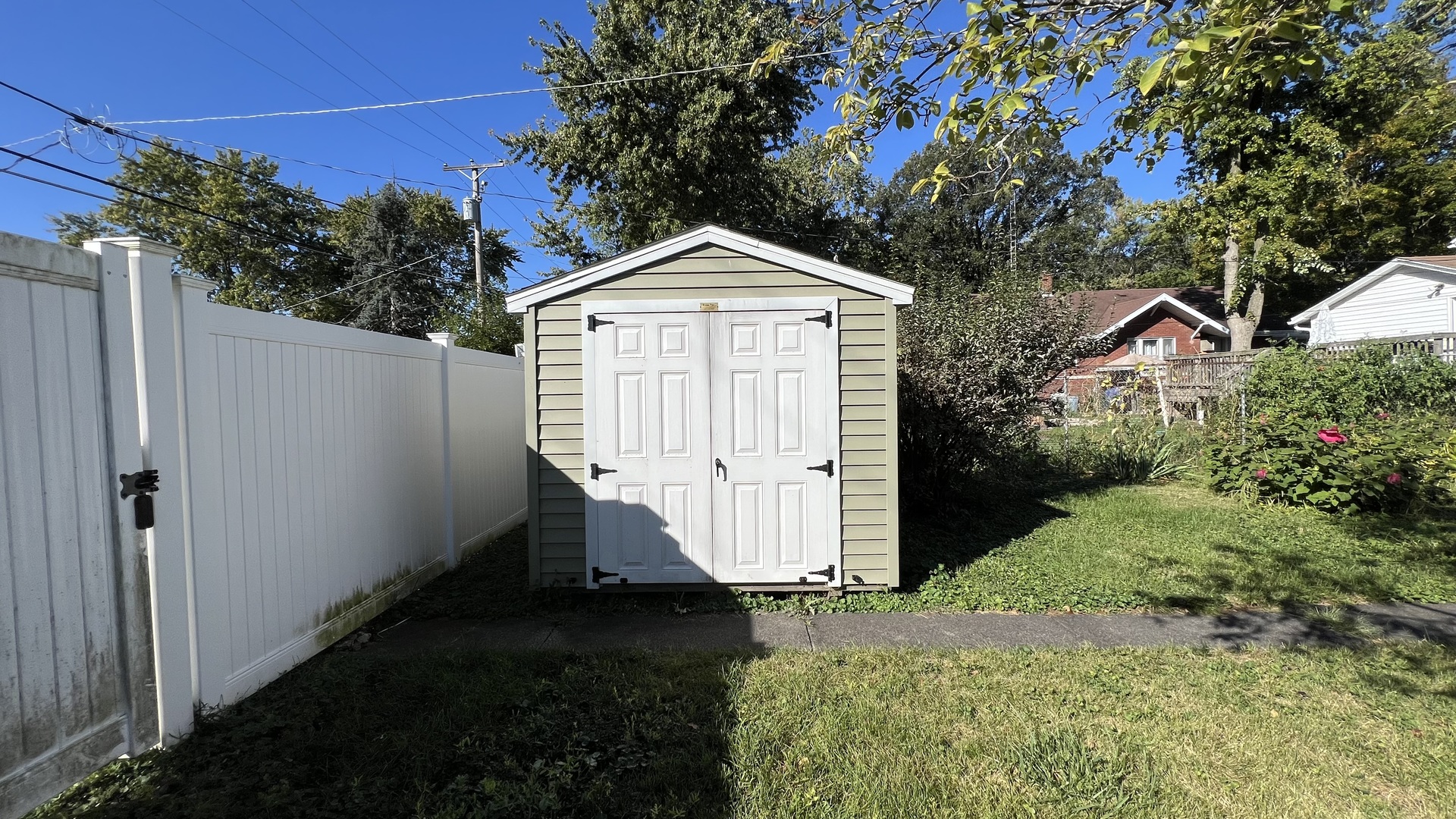 113 West Delaware Street Dwight, IL 60420 - Photo 20 of 21 a front view of a house with a yard and garage