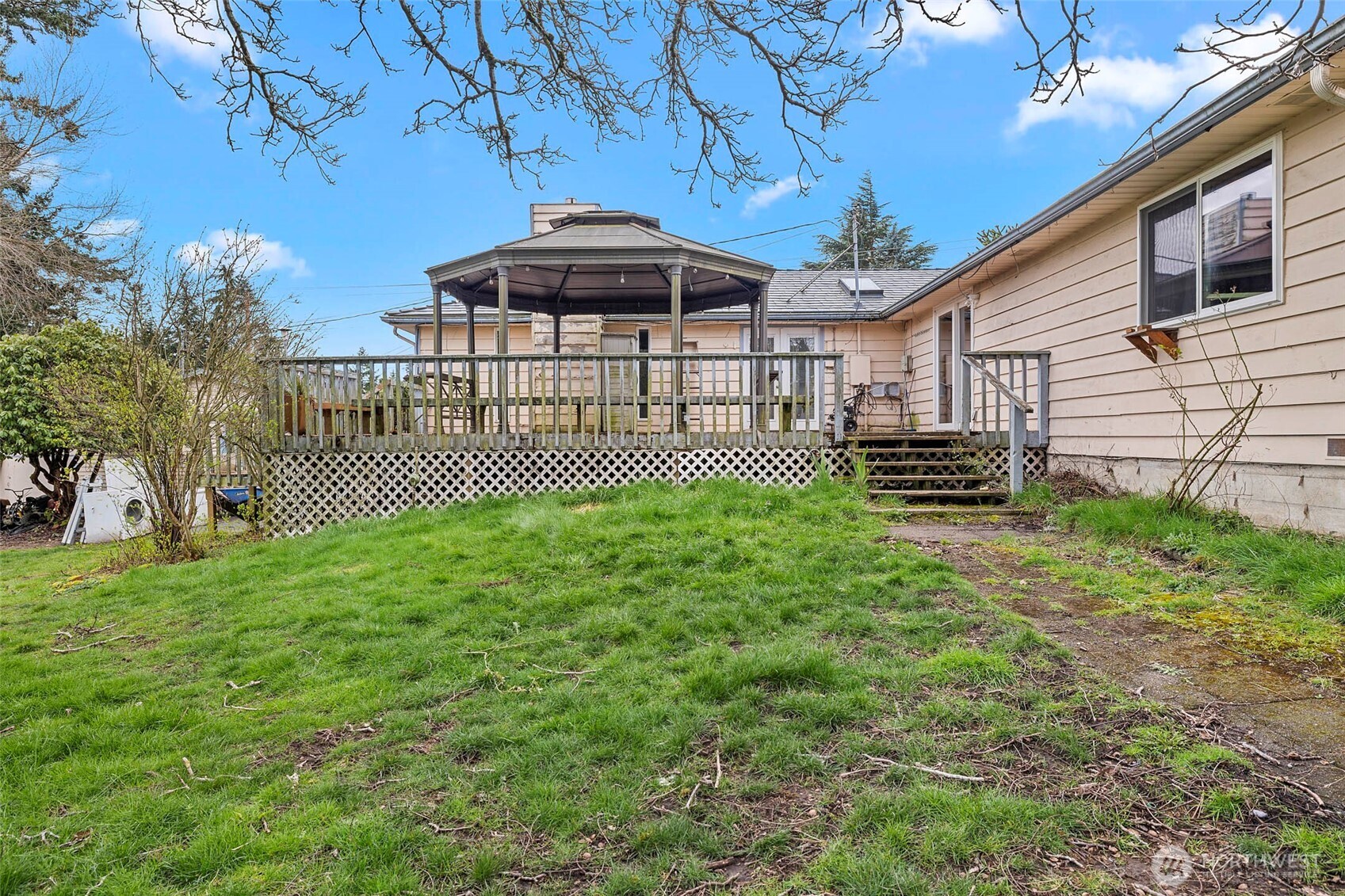 15 76th Street Southwest Everett, WA 98203 - Photo 33 of 39 a front view of a house with a garden