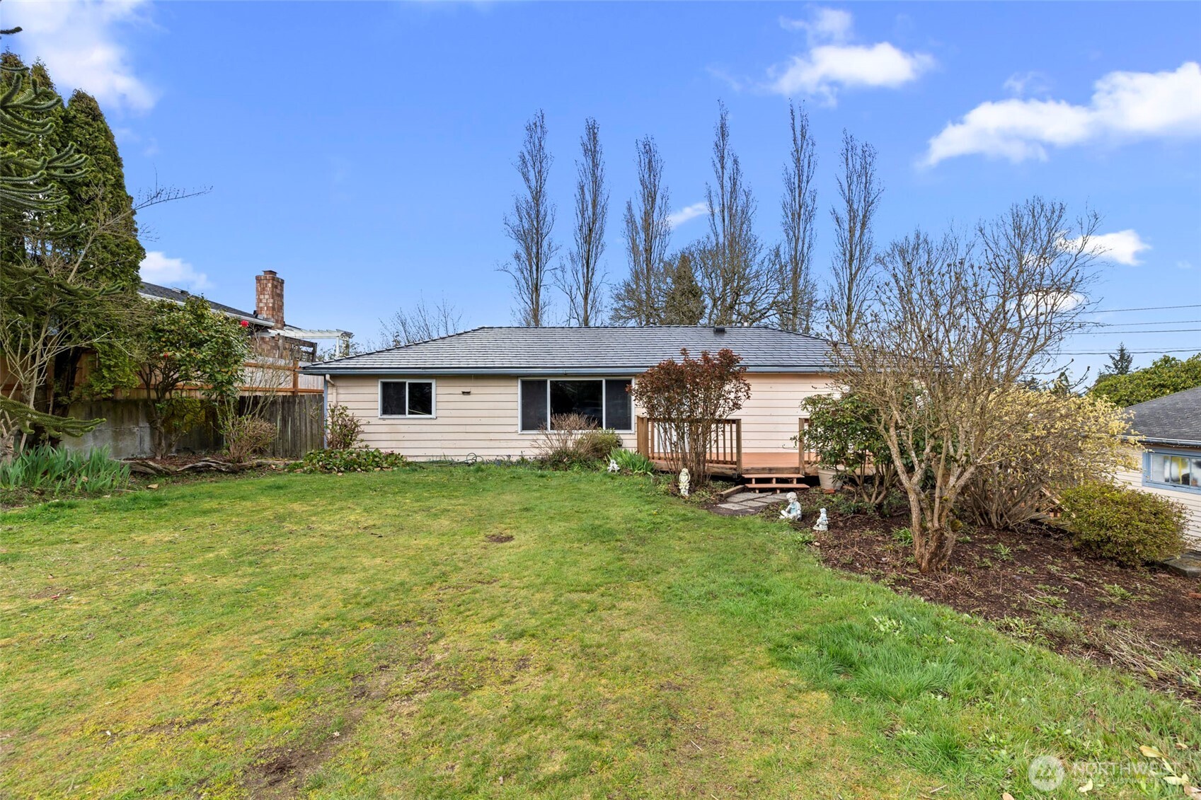 15 76th Street Southwest Everett, WA 98203 - Photo 39 of 39 a front view of a house with garden