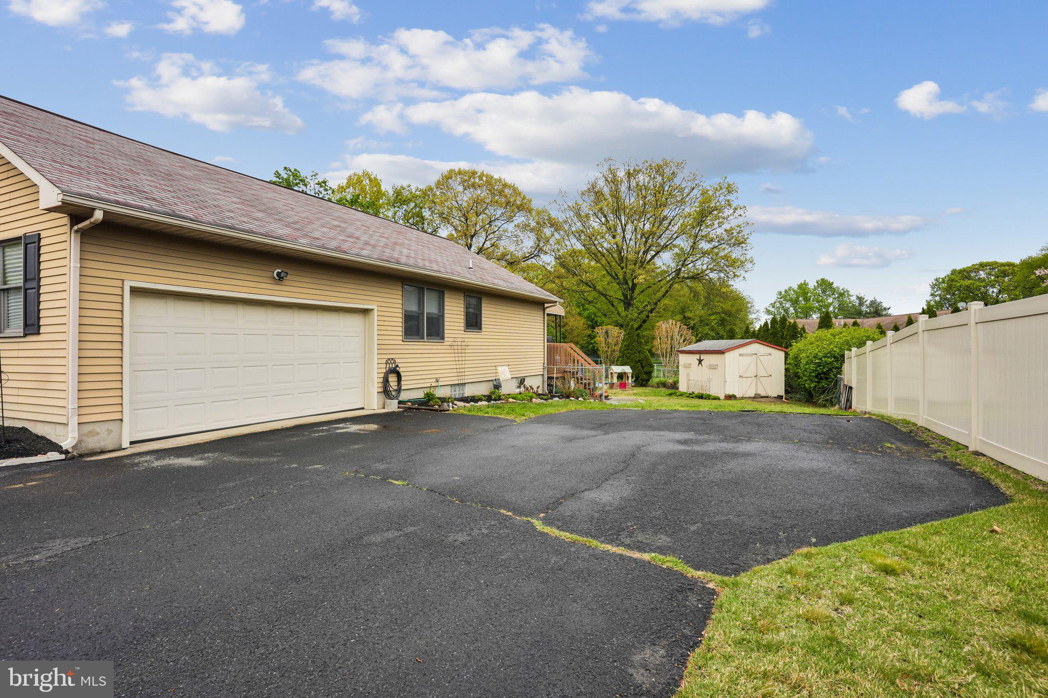 905 Bridgeboro Street Delran, NJ 08075 - Photo 24 of 24 Driveway/Garage